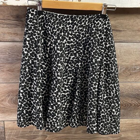 Nue Options Women Black and White With Line Flare Zip Side Skirt Size 10 Petite - Picture 2 of 7